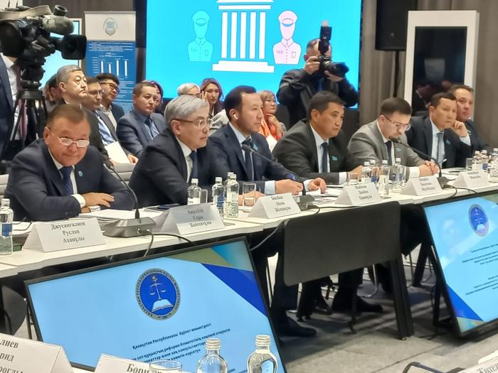 Адвокаттар мен заң консультанттарының білікті заң көмегін көрсетуі мәселелері бойынша Қазақстан Республикасы Парламенті Мәжілісінің Заңнама және сот-құқықтық реформа комитетінің көшпелі отырысы.